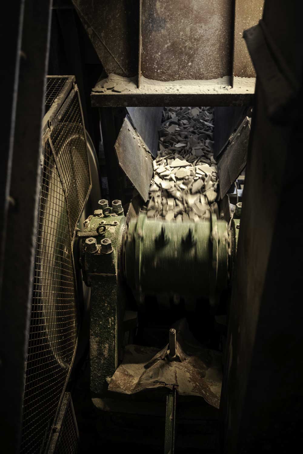 Industriefotografie: Keramikbruch wird im Mahlwerk zerkleinert.