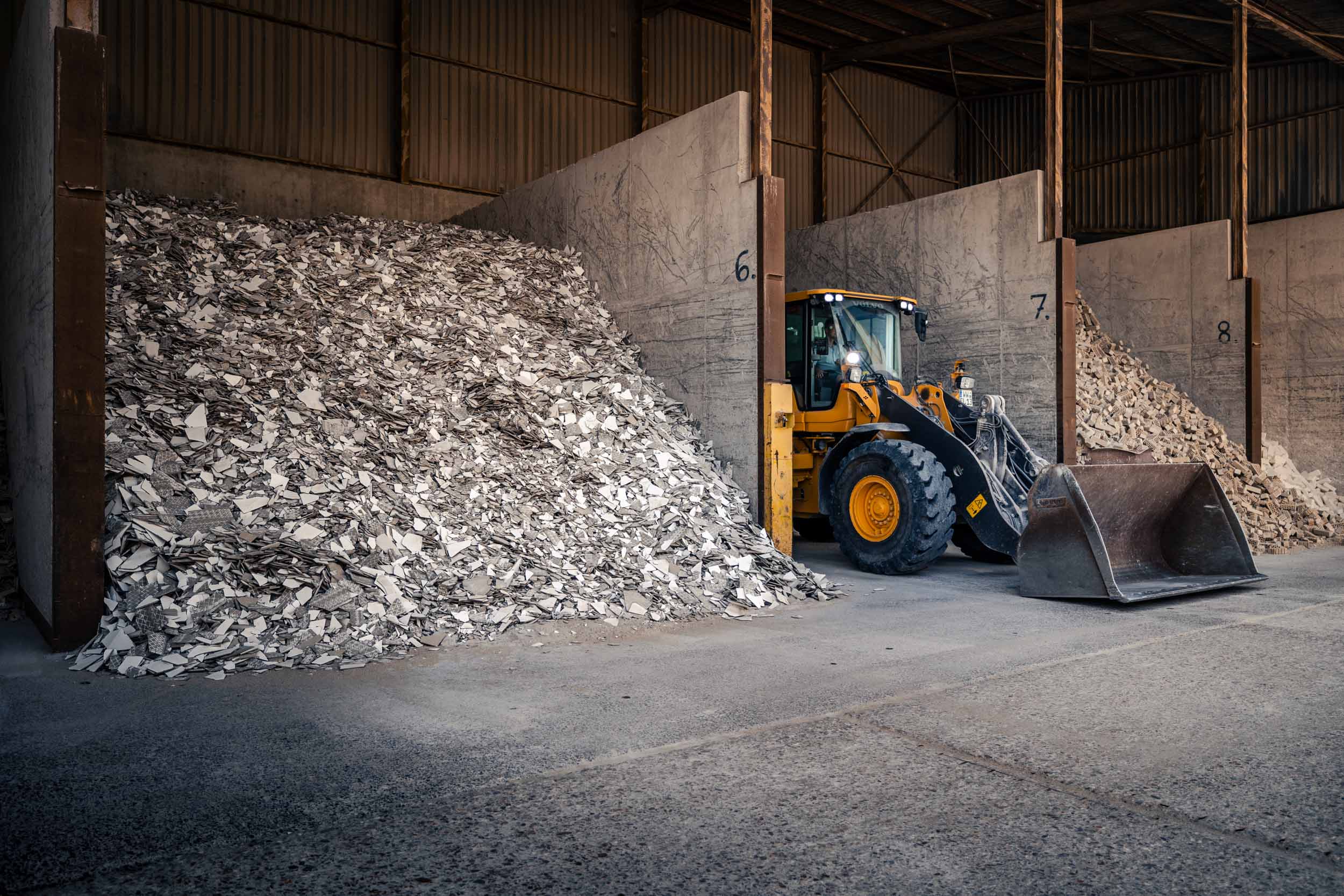 Industriefotografie: Lagerboxen mit Schüttgut aus Klinkerbruch